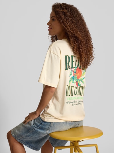 Review T-shirt o kroju oversized z nadrukiem z logo Złamany biały 3