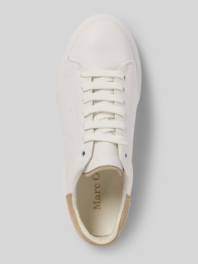 Produktfoto, Low Top Sneaker aus echtem Leder Modell 'SVEA 9A' von Marc O'Polo, gładka biel, okrągły nosek, detal z logo, płaska podeszwa, lekko strukturyzowana, jednolita faktura, kontrastowe akcenty, sznurowanie, skóra licowa i zamsz