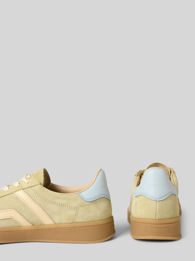 Produktfoto, Sneaker aus echtem Leder Modell 'Cuzima' von Gant, Damen Sneaker mit abgerundeter Passform, Profilsohle, Logo-Design, Absatzhöhe 3 cm, Schafthöhe 8 cm, Schaftweite 7 cm, gelbe und helle Farbtöne mit beiger Gummisohle und sanfter Textur.