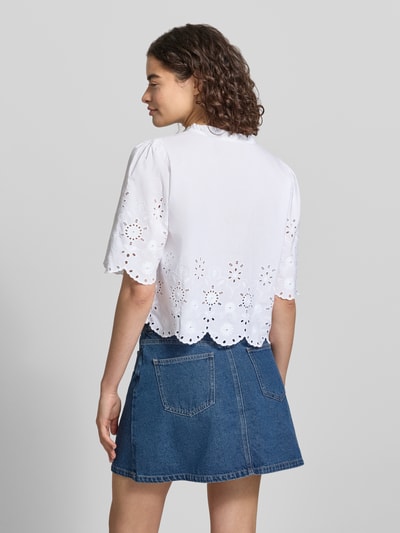 Frauenmodel trägt Regular Fit Bluse aus reiner Baumwolle Modell 'MIFFY' von Only, Optik: Unifarben, Popeline mit Lochstickerei, Ganzkörperansicht Rückansicht.