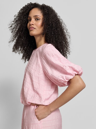 Frauenmodel trägt Regular Fit Bluse mit Strukturmuster von Jake*s Casual in Rosa mit Ballon-Optik, Rundhalsausschnitt, Nahaufnahme Oberkörper.