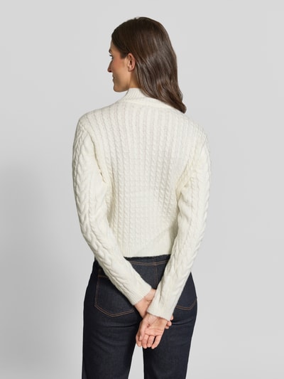 Frauenmodel trägt Strickpullover mit Woll-Anteil in Wickel-Optik von Apricot, Zopfmuster, Stehkragen, weiß, Ganzkörperansicht Rückansicht.