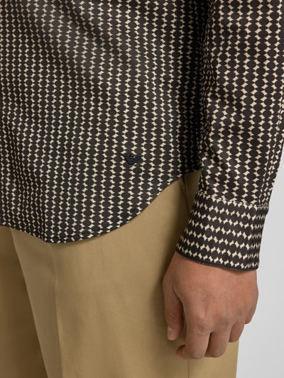 Männermodel trägt Freizeithemd mit Knopfleiste von Emporio Armani im Lyocell-Baumwoll-Mix, Regular-Fit, grafisches Muster, Nahaufnahme Unterarm. Rückenlänge bei Größe M: 78 cm, Schulterbreite: 43 cm, Ärmellänge: 69 cm.