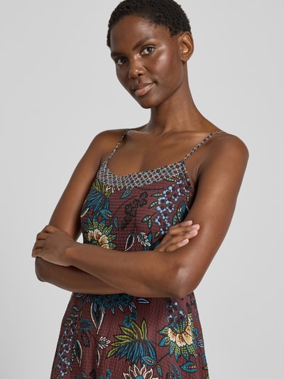 Frauenmodel trägt Midikleid aus Viskose-Mix mit Spaghettiträgern von zero, florales Muster, tiefer Rundhalsausschnitt, Nahaufnahme Oberkörper.