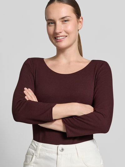 Frauenmodel trägt Regular Fit T-Shirt aus Viskose-Mix Modell 'Kirosa' von someday in Dunkelrot, körpernahe Passform, Nahaufnahme Oberkörper.