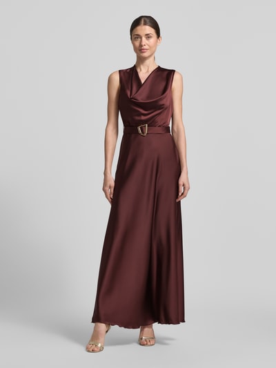 Frauenmodel trägt Regular Fit Abendkleid aus Satin von Rinascimento in dunklem Rot, mit Wasserfallkragen, Ärmelloses-Design, Elastischer-Material-Mix und Stoffband, glatte Satin-Haptik, Ganzkörperansicht von vorne. Rückenlänge bei Größe S 123 cm, Brustweite 43 cm.