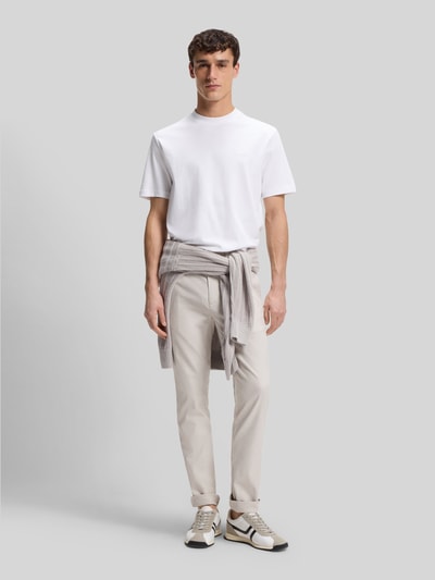 Männermodel trägt Regular Fit T-Shirt aus reiner Baumwolle Modell 'TE_INTERLOCK' von BOSS Orange in Weiß, unifarben, kurzarm, Ganzkörperansicht von vorne.