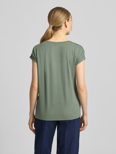 Frauenmodel trägt Relaxed Fit T-Shirt aus Viskose-Mix Modell 'LAVA' von Vero Moda, grün, kurzarm, Ganzkörperansicht Rückansicht.