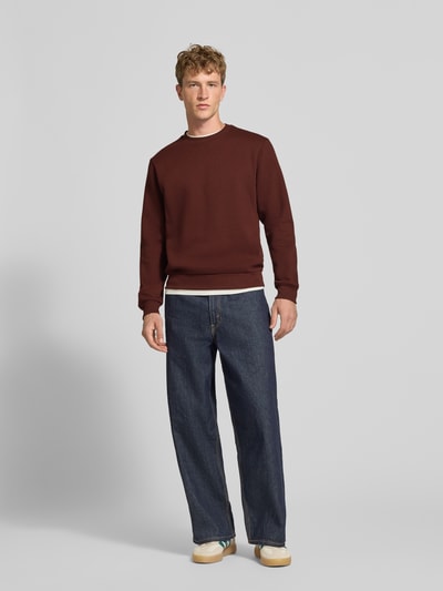 Männermodel trägt Regular Fit Sweatshirt mit Baumwoll-Anteil Modell 'Bradley' von JACK & JONES, Rundhalsausschnitt, Ganzkörperansicht von vorne.