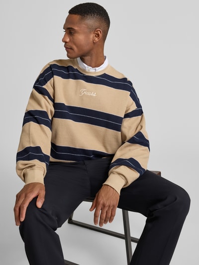 Mannenmodel draagt Sweatshirt mit Label-Stitching van Guess, katoen, losse pasvorm, geribde boorden, ronde hals, vooraanzicht bovenlichaam