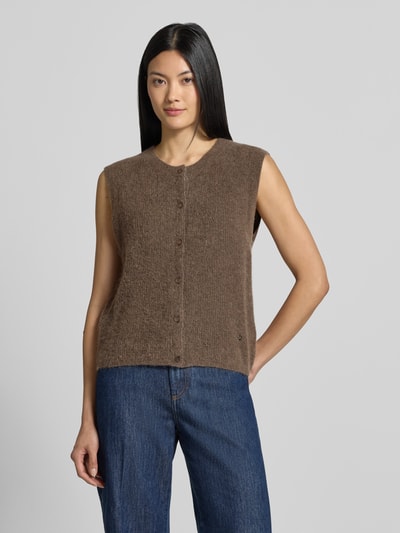 Frauenmodel trägt Regular Fit Cardigan aus elastischem Alpaka-Mix mit Knopfleiste von MOS MOSH in Braun, ärmellos, feine Textur, Ganzkörperansicht von vorne. Rückenlänge bei Größe S 46 cm.