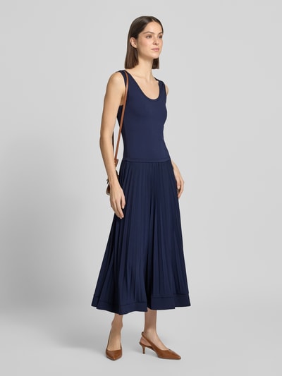 Frauenmodel trägt dunkelblaues Midikleid im 2-in-1-Look Modell 'REMI' von GUIDO MARIA KRETSCHMER WOMAN, A-Linie, Ganzkörperansicht von vorne