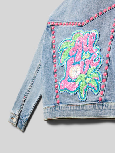 Produktfoto, Jeansjacke mit Nieten und Pailletten von BILLIEBLUSH aus blauem Baumwoll-Mix mit Umlegekragen, Knopfleiste, bunter Pailletten-Verzierung und pinken Nieten, Regular-Fit, für Kinder, Rückseite mit farbigem Motiv, Rückenlänge 30 cm, Schulterbreite 41 cm, Ärmellänge 55 cm, strukturierte Denim-Oberfläche.