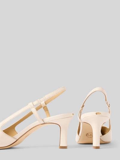 Produktfoto, Pumps aus echtem Leder Modell 'Alora' von MICHAEL Michael Kors in Beige mit spitzer Passform, offener Ferse, glatter Sohle und 8 cm Absatzhöhe, Schaftweite 6 cm.