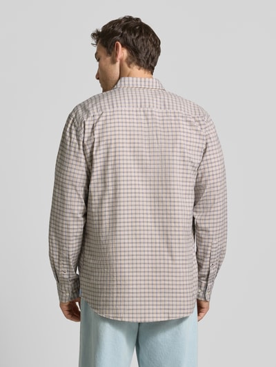 Męski model nosi Regular Fit Freizeithemd mit Button-Down-Kragen von Christian Berg Men, bawełna, wzór na całej powierzchni, Długość tyłu w rozmiarze M: 79 cm, Szerokość ramion w rozmiarze M: 48 cm, Długość rękawów w rozmiarze M: 65 cm, kolor beżowo-niebieski, widok całej sylwetki z tyłu