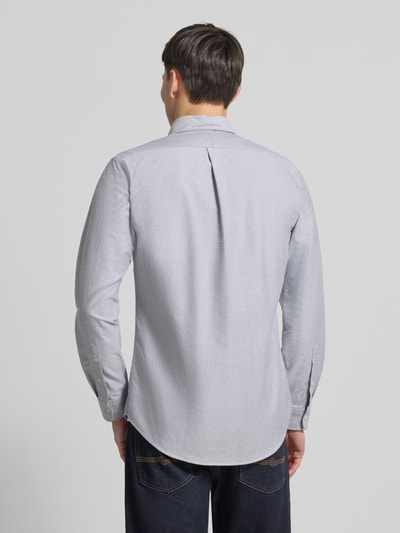 Männermodel trägt Freizeithemd mit Knopfleiste von Polo Ralph Lauren in Hellgrau, Reine Baumwolle, Regular-Fit, Rückenansicht Ganzkörperansicht. Rückenlänge 81 cm, Schulterbreite 45 cm, Ärmellänge 66 cm, feine Textur mit Label-Stitching.