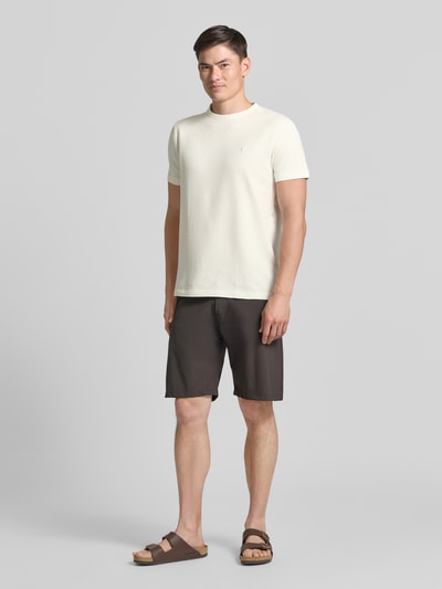 Männermodel trägt T-Shirt mit Strukturmuster und Logo-Stitching von Lerros, Herren T-Shirt aus Baumwoll-Mix mit Stretch-Anteil, Regular-Fit, Rundhalsausschnitt, Rückenlänge bei Größe M 75 cm, Ganzkörperansicht von vorne.