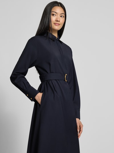 Frauenmodel trägt dunkelblaues Tailliertes Freizeitkleid aus reiner Schurwolle Modell 'PAGELLA' von Max Mara, Damen Freizeitkleid, Nahaufnahme Oberkörper.
