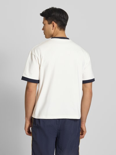 Männermodel trägt T-Shirt mit Label-Stitching Modell 'Rush' von PROHIBITED in Weiß mit dunkelblauen Details, Baumwolle, Ganzkörperansicht Rückansicht.
