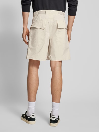 adidas Originals Szorty o kroju regular fit z wyhaftowanym logo Beżowy 5