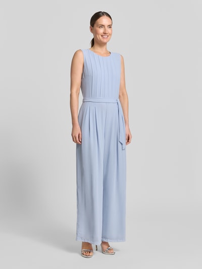 Frauenmodel trägt Regular Fit Jumpsuit mit Viskosefutter von s.Oliver BLACK LABEL, unifarben, Chiffon, Ganzkörperansicht von vorne.