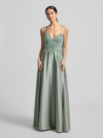 Modelka kobieca nosi Abendkleid mit Perlen und V-Ausschnitt von Laona, satyn, krój taliowany, maksisuknia, perły, dekolt w serek, długość pleców w rozmiarze 36: 144 cm, szerokość w rozmiarze 36: 30 cm, widok całej sylwetki z przodu