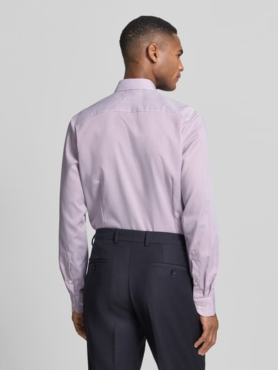 Männermodel trägt Slim Fit Business-Hemd mit Button-Down-Kragen von OLYMP Level Five, reine Baumwolle, Rückenansicht Ganzkörperansicht. Rückenlänge 70 cm, Schulterbreite 42 cm, Ärmellänge 67 cm, feine Streifen, glatte Textur.