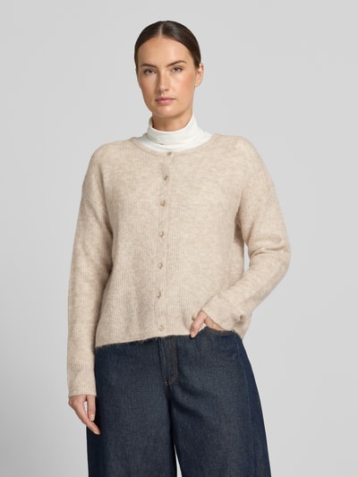 Vrouwenmodel draagt Regular Fit gebreid jack uit mix van wol en alpaca model 'Almine' van MOS MOSH, lange mouw, knoopsluiting, label-embleem, ruglengte maat S 51 cm, mouwlengte maat S 63 cm, voorkant bovenlichaam close-up.