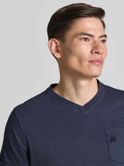 Männermodel trägt Regular Fit T-Shirt mit V-Ausschnitt von Lerros aus Reine Baumwolle, Brusttasche, Logo-Stitching, Nahaufnahme Oberkörper.