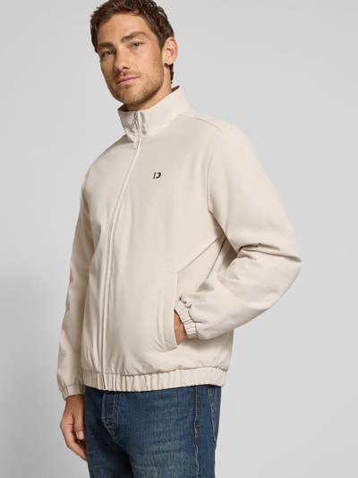 Männermodel trägt Relaxed Fit blouson met opstaande kraag van Tom Tailor Denim, Heren bomberjack, beige, gladde stof, Ganzkörperansicht von vorne