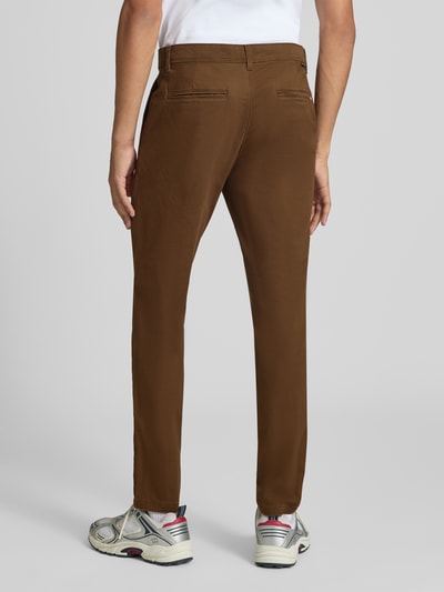 Mężczyznamodel nosi chinosy Chino mit Eingrifftaschen Modell 'MARCO' od JACK & JONES w kolorze brązowym, proste nogawki, wpuszczane kieszenie z przodu i z tyłu, zapięcie na guzik i zamek błyskawiczny, szerokość w rozmiarze 32/32: 42 cm, długość wewnętrzna nogawki: 77 cm, Ganzkörperansicht Rückansicht.