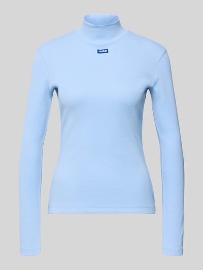 Produktfoto, Slim Fit Langarmshirt aus Baumwoll-Mix Modell 'EASY' von Hugo Blue in hellblauem Rippstrick mit Label Patch und hochgeschlossenem Ausschnitt, unifarbene Optik