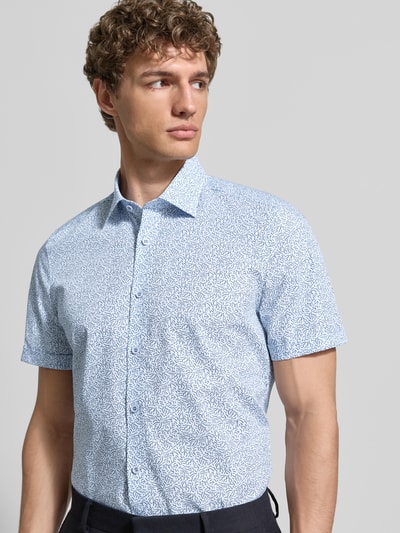 Männermodel trägt Slim Fit Business-Hemd mit Kentkragen von OLYMP Level Five aus Baumwoll-Mix mit Stretch-Anteil, Nahaufnahme Oberkörper.