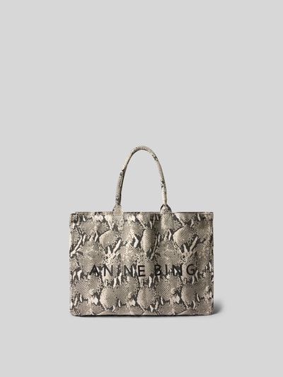 Produktfoto, Shopper aus reiner Baumwolle von Anine Bing mit offenem Hauptfach, kurzen Tragehenkeln, Label-Print und Strukturmuster, Maße 50x36x15 cm.