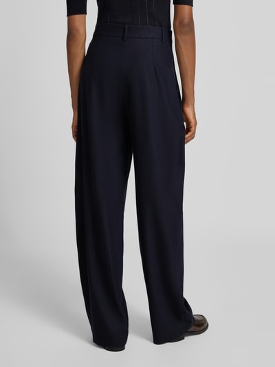 Frauenmodel trägt Bundfaltenhose aus Schurwoll-Mix von Emporio Armani in Dunkelblau, Regular Fit, weiche Textur, Ganzkörperansicht Rückansicht.