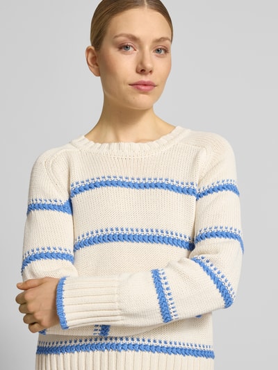 Frauenmodel trägt Strickpullover mit Streifenmuster Modell 'Rola Bine' von MOS MOSH in Creme mit blauen Streifen, reine Baumwolle, Rundhalsausschnitt, Relaxed Fit, Nahaufnahme Oberkörper.