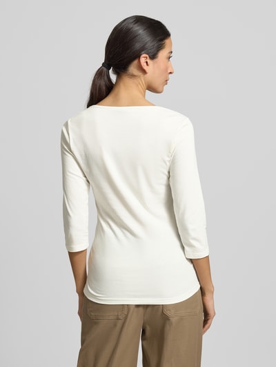 Vrouwenmodel draagt Longsleeve met 3/4-mouwen model 'Pylle' van Soyaconcept, crème, slanke pasvorm, katoenmix, achteraanzicht volledige lichaamsopname.