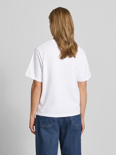 Frauenmodel trägt Damen T-Shirt mit Statement-Print Modell 'SENNA' von JJXX aus Reine Baumwolle, Loose-Fit, Rückansicht, Rückenlänge 60 cm.