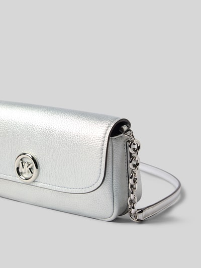 Produktfoto, Clutch mit Label-Applikation Modell 'NOLITA' von MICHAEL Michael Kors in Silber mit strukturierter Oberfläche, silberne Kette, Kontext: Damen Clutch, Hauptfach mit Überschlag und Magnetverschluss, Label-Applikation, Schulterriemen, Maße 22x10x6 cm, Riemenlänge 108 cm