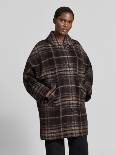 Frauenmodel trägt Relaxed Fit Mantel aus Woll-Mix von FUCHS SCHMITT in Braun mit kariertem Muster, Umlegekragen, Eingrifftaschen, Knopfleiste, Nahaufnahme Oberkörper.