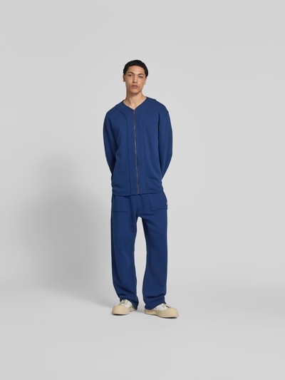 Männermodel trägt Straight Fit Sweatpants mit Logo-Detail von Kenzo in Blau, reine Baumwolle, elastischer Bund, Ganzkörperansicht von vorne.