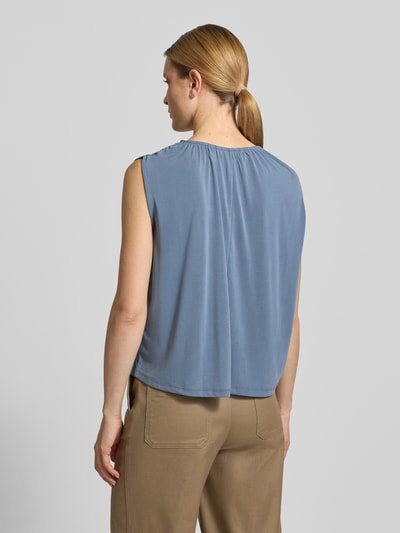 Frauenmodel trägt Loose Fit Blusentop aus Modal-Mix Modell 'FILLI' von Vero Moda in Uni-Blau, ohne Ärmel, Ganzkörperansicht Rückansicht.