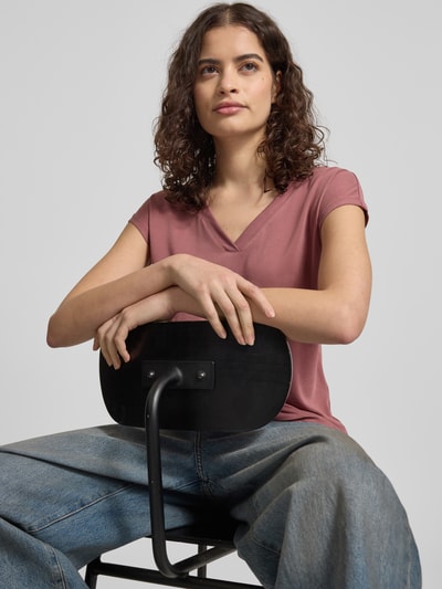 Frauenmodel trägt Loose Fit T-Shirt aus Modal-Mix Modell 'FREE' von Only in Unifarbe, V-Ausschnitt, Kurzarm, Nahaufnahme Oberkörper.
