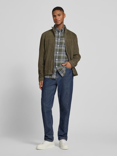 Männermodel trägt Regular Fit Lederjacke aus echtem Ziegenvelours Modell 'JIMMY-S' von Strellson in Oliv, unifarben, Ganzkörperansicht von vorne.