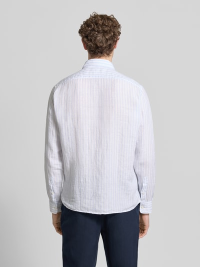 Männermodel trägt Regular Fit Leinenhemd von BOSS in Two-Tone-Optik mit Logo-Stitching und Button-Down-Kragen, Ganzkörperansicht Rückansicht.