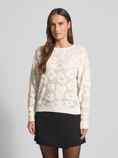 Kobiece modelka nosi Sweter z dzianiny z okrągłym dekoltem od Luisa Cerano, mieszanka materiałów z domieszką wełny z alpaki, wzór na całej powierzchni, krój regular fit, długość tyłu 50 cm, długość rękawów 55 cm, jasne kremowe i białe odcienie, miękka tekstura, widok całej sylwetki z przodu.