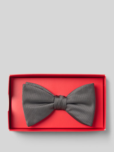 Produktfoto, Fliege aus Seiden-Mix Modell 'DRESSY' von HUGO mit gestreiftem Strukturmuster und Allover-Muster in elegantem Grau in roter Box.