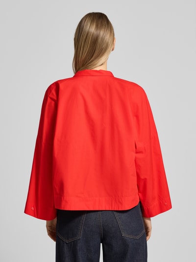 Kobieta modelka nosi bluzka z bawełny 'Bluse mit Schluppe und stark überschnittenen Schultern' od comma w kolorze czerwonym, luźny krój, długość tyłu 56 cm, długość rękawów 54 cm, widok całej sylwetki z tyłu