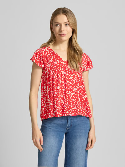 Modelka nosi Blusenshirt aus Viskose Modell 'MARRAKECH' od ICHI, wiskoza, krój regular fit, wzór na całej powierzchni, dekolt w serek, długość tyłu w rozmiarze S: 54 cm, widok z przodu całej sylwetki.