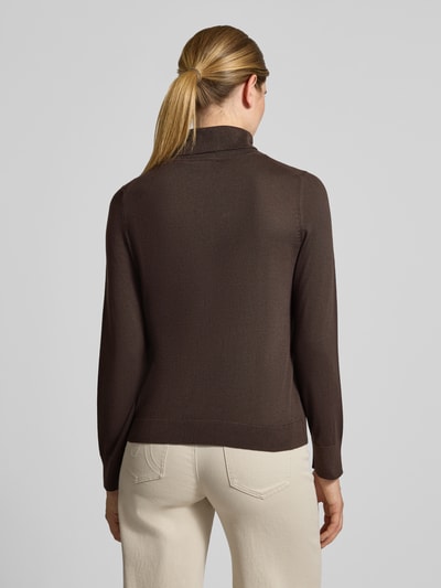 Frauenmodel trägt Regular Fit Pullover aus Viskose-Mix von COMMA in Dunkelbraun, Strick-Optik, Rollkragen, Ganzkörperansicht Rückansicht. Rückenlänge 55 cm, Ärmellänge 63 cm.
